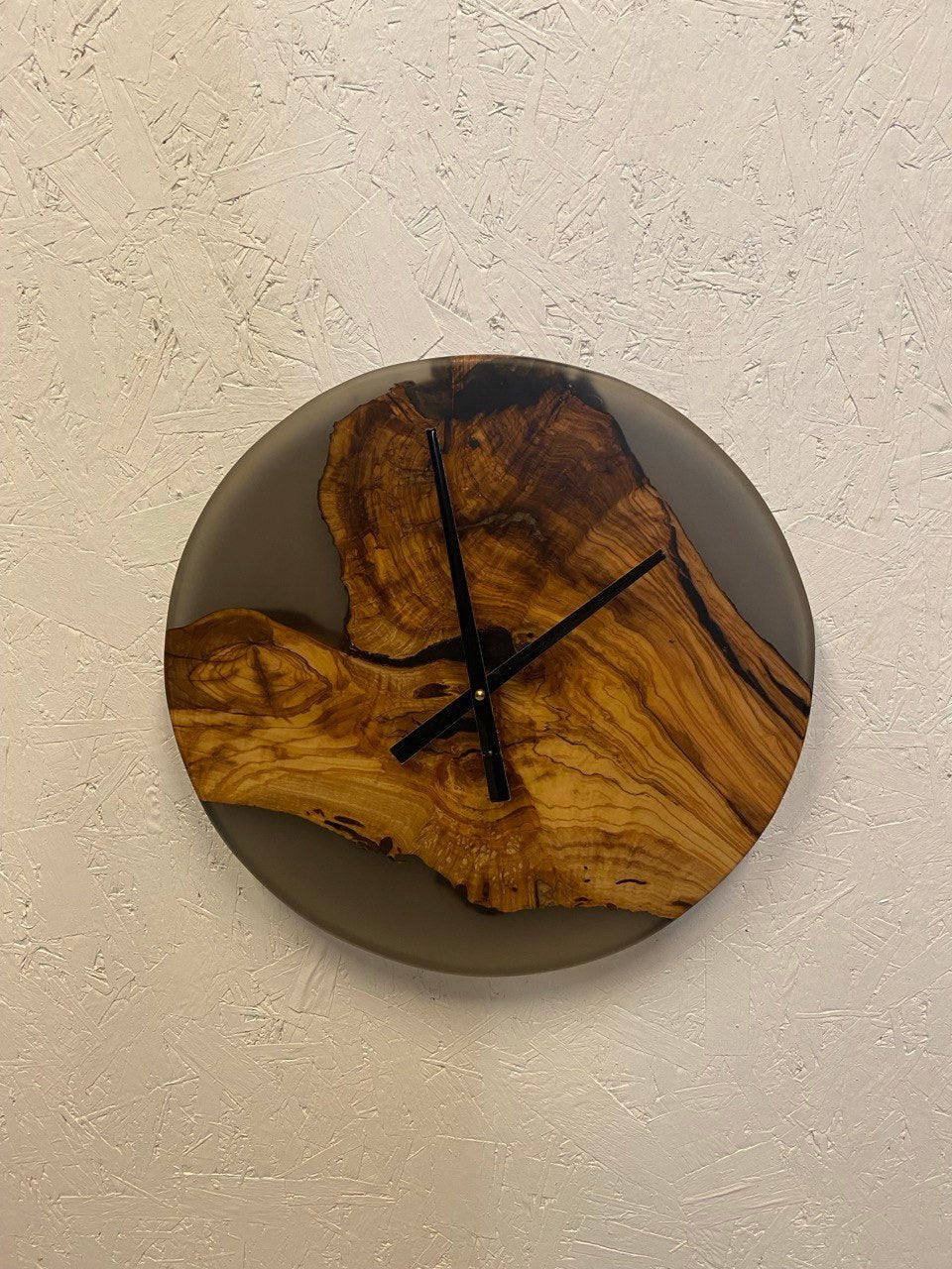 Clock Epoxy Resin Grey Black – Round Design Clock with Natural Edge