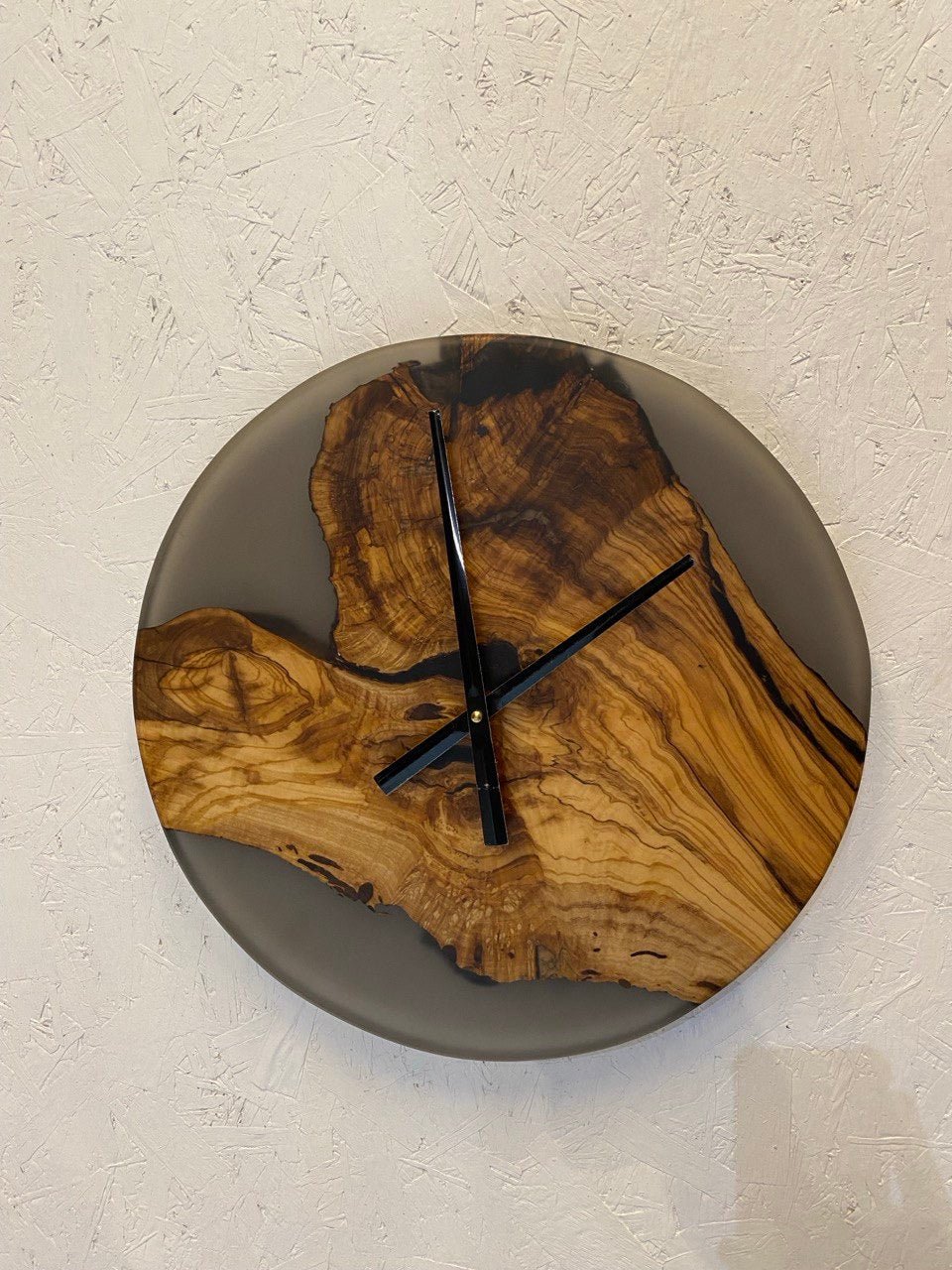 Clock Epoxy Resin Grey Black – Round Design Clock with Natural Edge