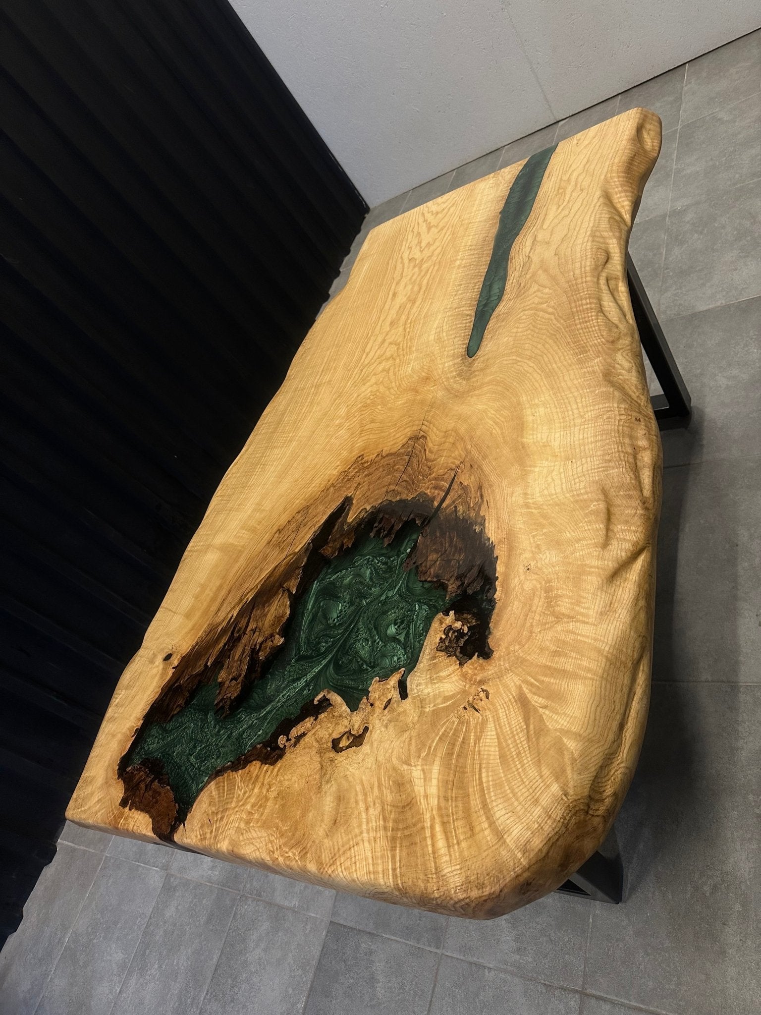 live edge dining table – epoxy resin – ash 160x90 – tree edge with epoxy