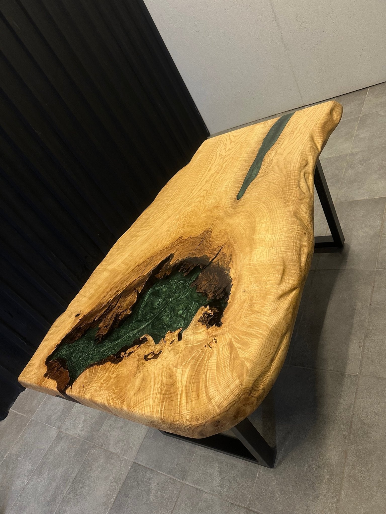 live edge dining table – epoxy resin – ash 160x90 – tree edge with epoxy
