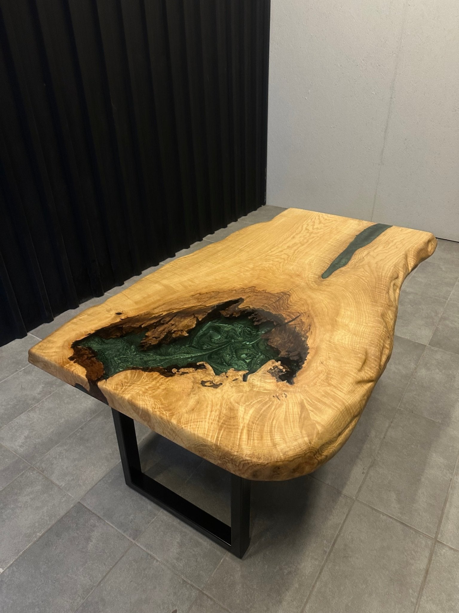live edge dining table – epoxy resin – ash 160x90 – tree edge with epoxy
