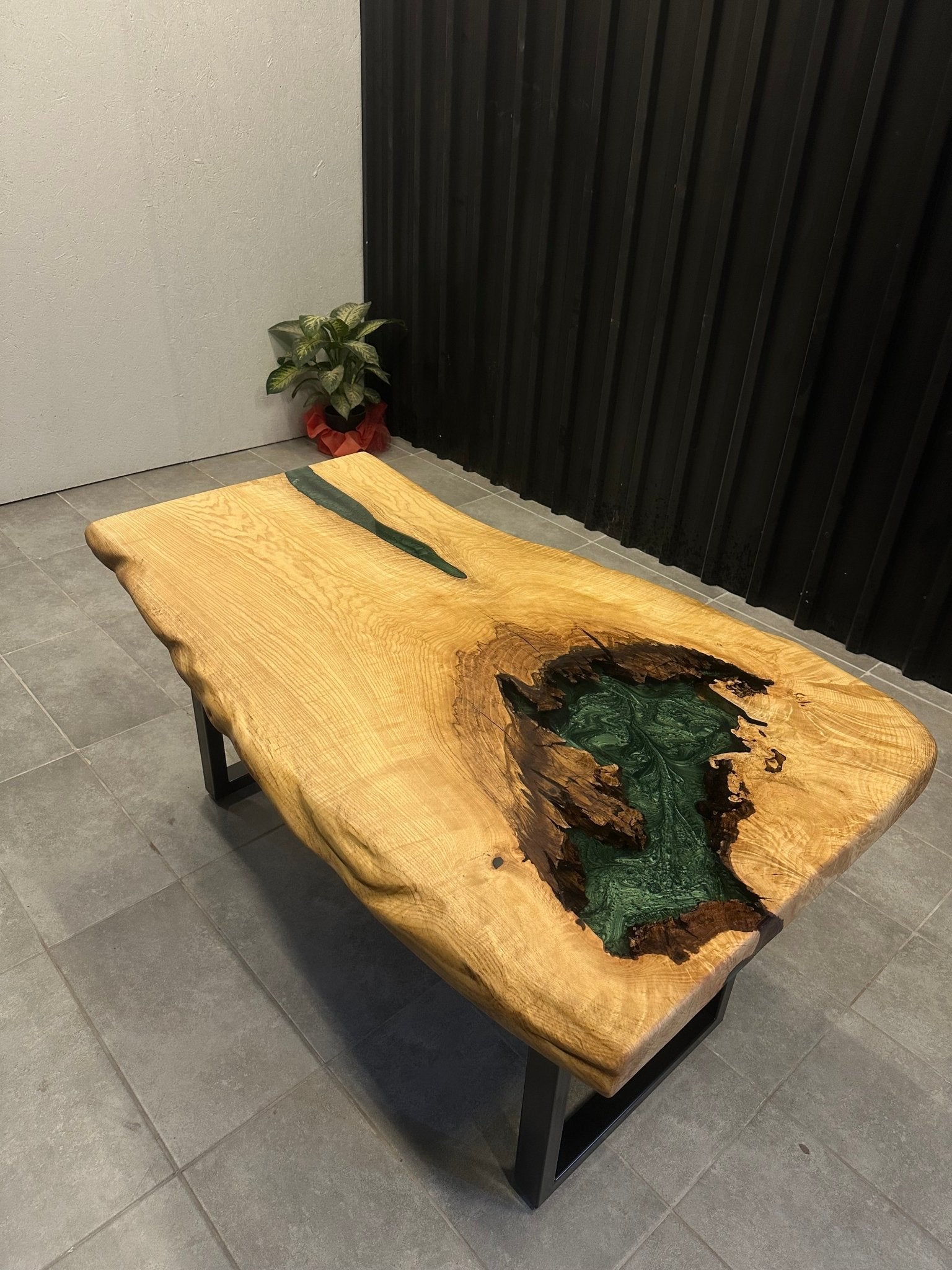 live edge dining table – epoxy resin – ash 160x90 – tree edge with epoxy