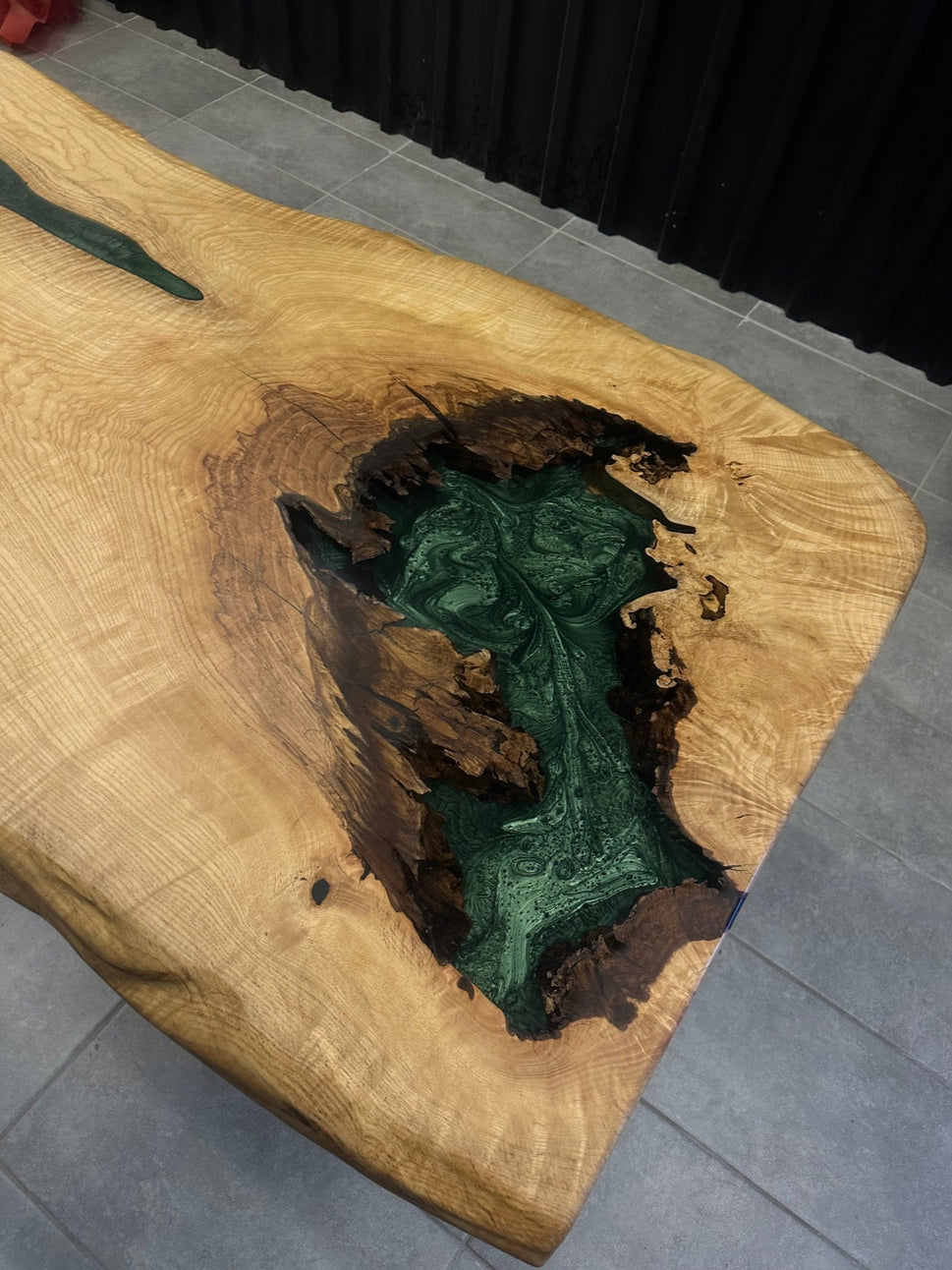 live edge dining table – epoxy resin – ash 160x90 – tree edge with epoxy