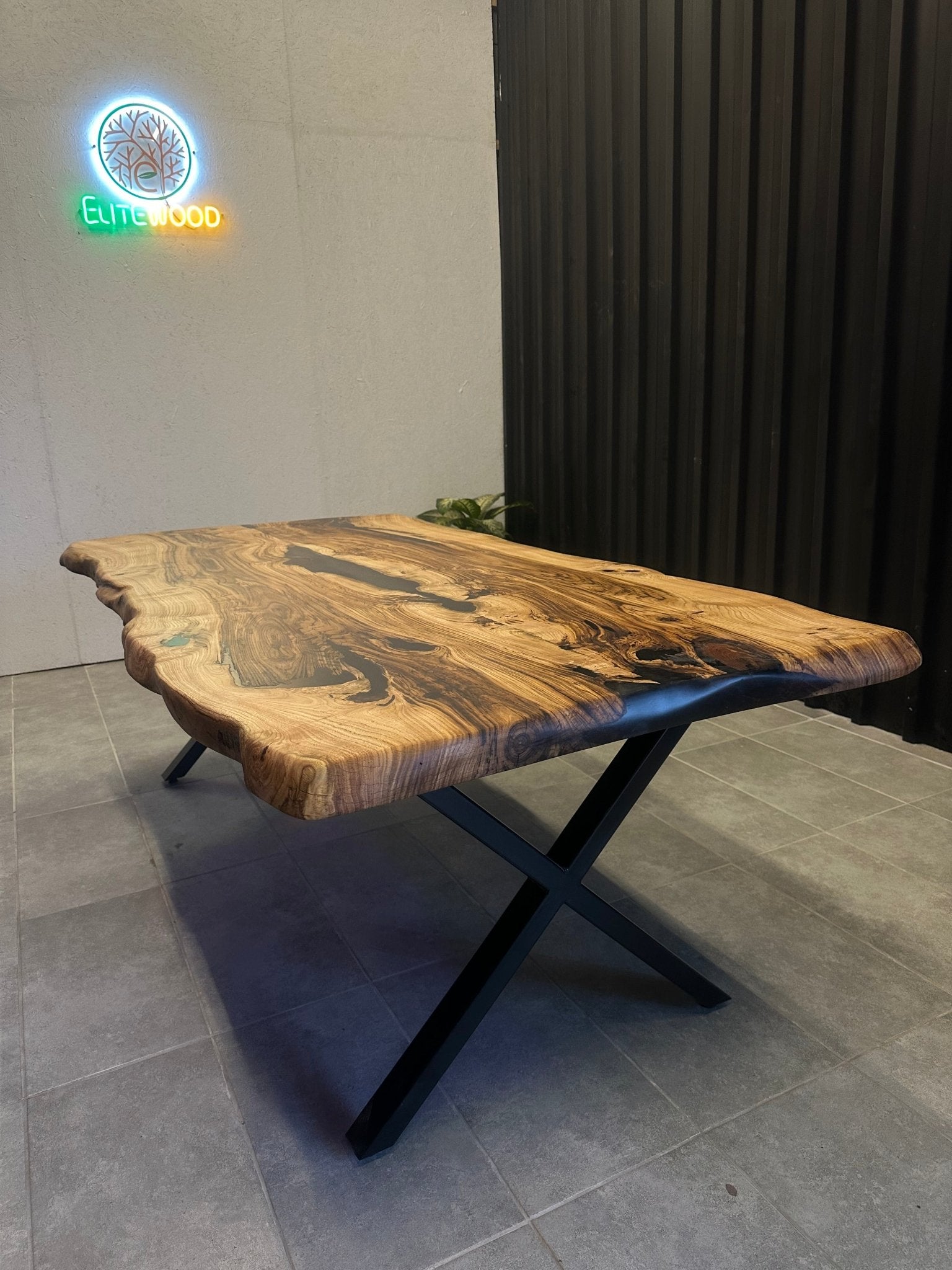 Live edge dining table epoxy resin chestnut wood - 220x105 cm with natural edge & black resin