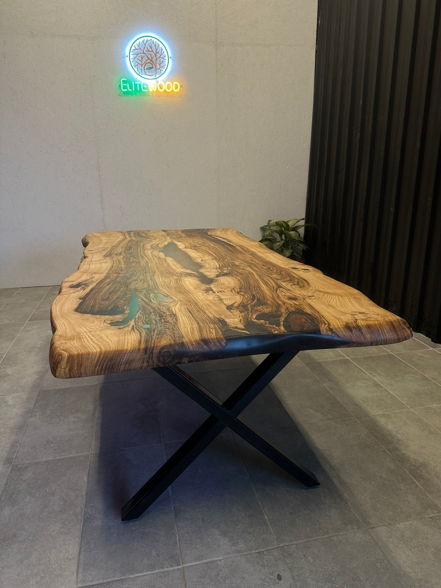 Live edge dining table epoxy resin chestnut wood - 220x105 cm with natural edge & black resin