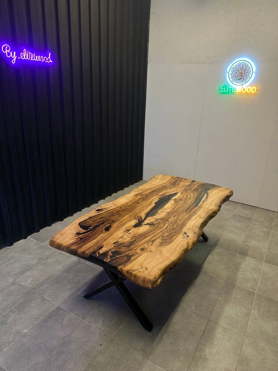 Live edge dining table epoxy resin chestnut wood - 220x105 cm with natural edge & black resin