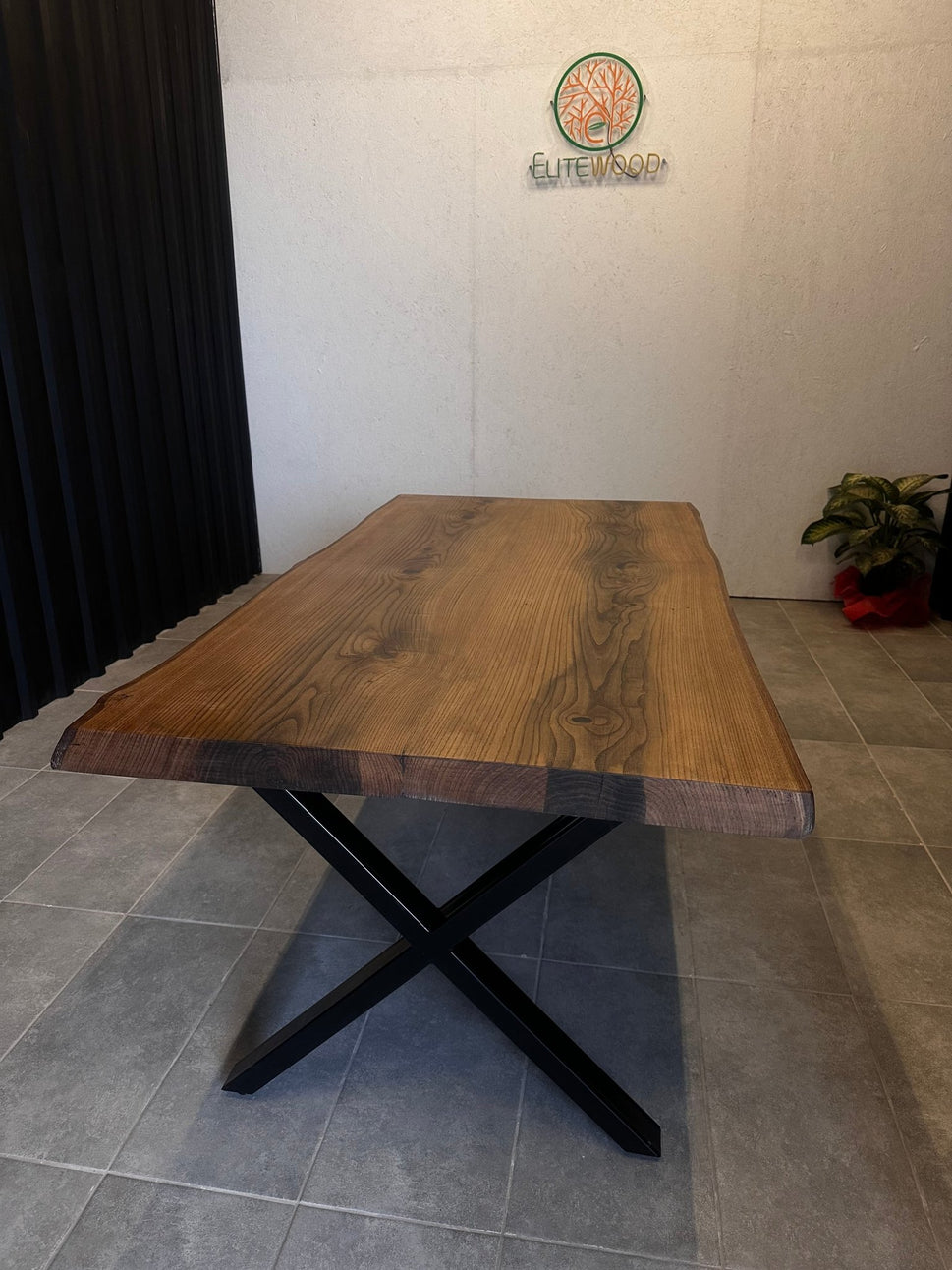 Walnut dining table with high quiality live edge