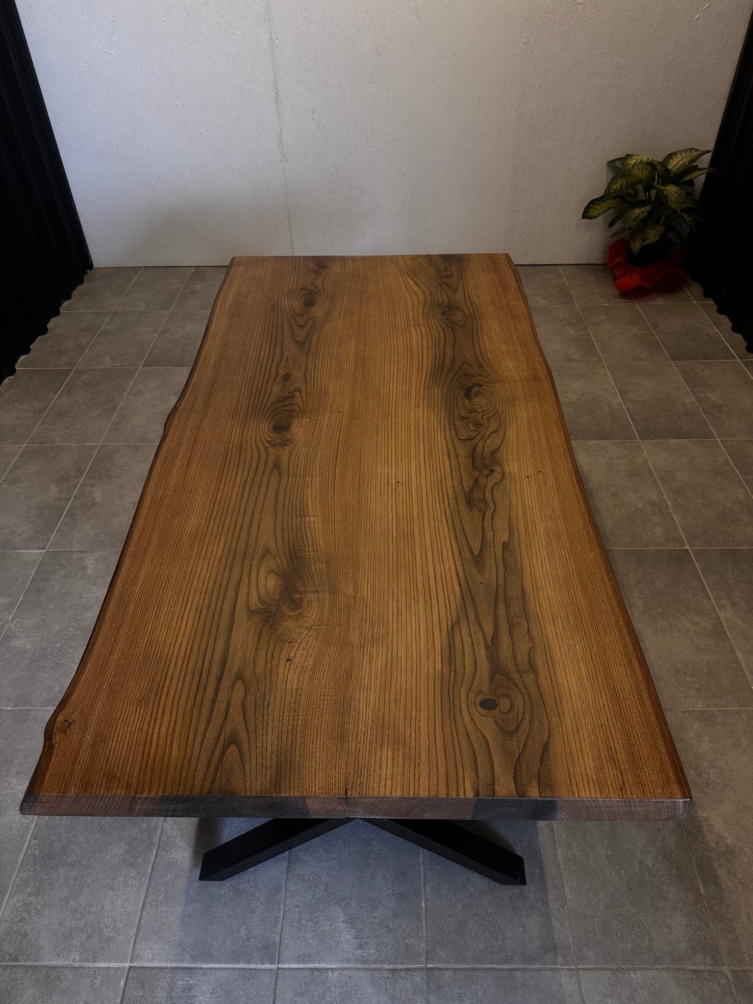 Walnut dining table with high quiality live edge